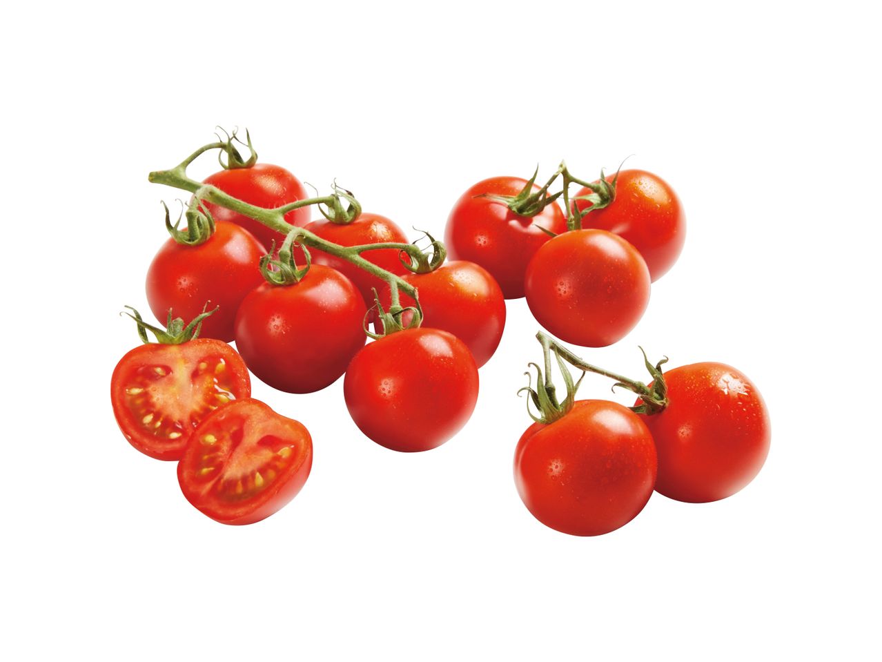 Grozdovi svježih cherry rajčica, neke prepolovljene, na bijeloj pozadini.