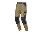 Pantaloni da lavoro beige e neri con tasche laterali e rinforzi sulle ginocchia.