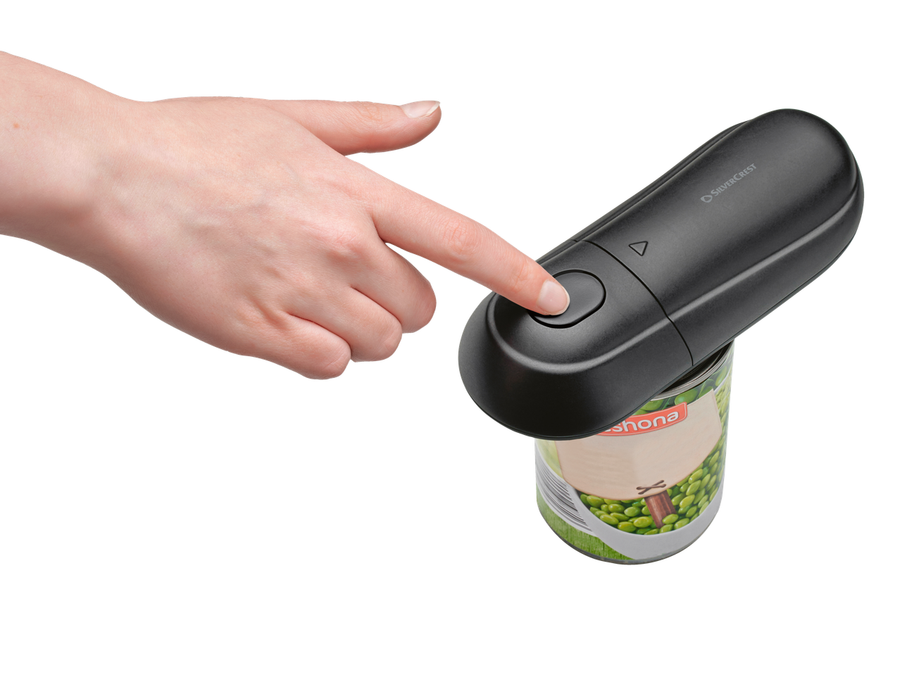 Hand drückt Knopf an automatischem Dosenöffner auf einer Erbsendose.