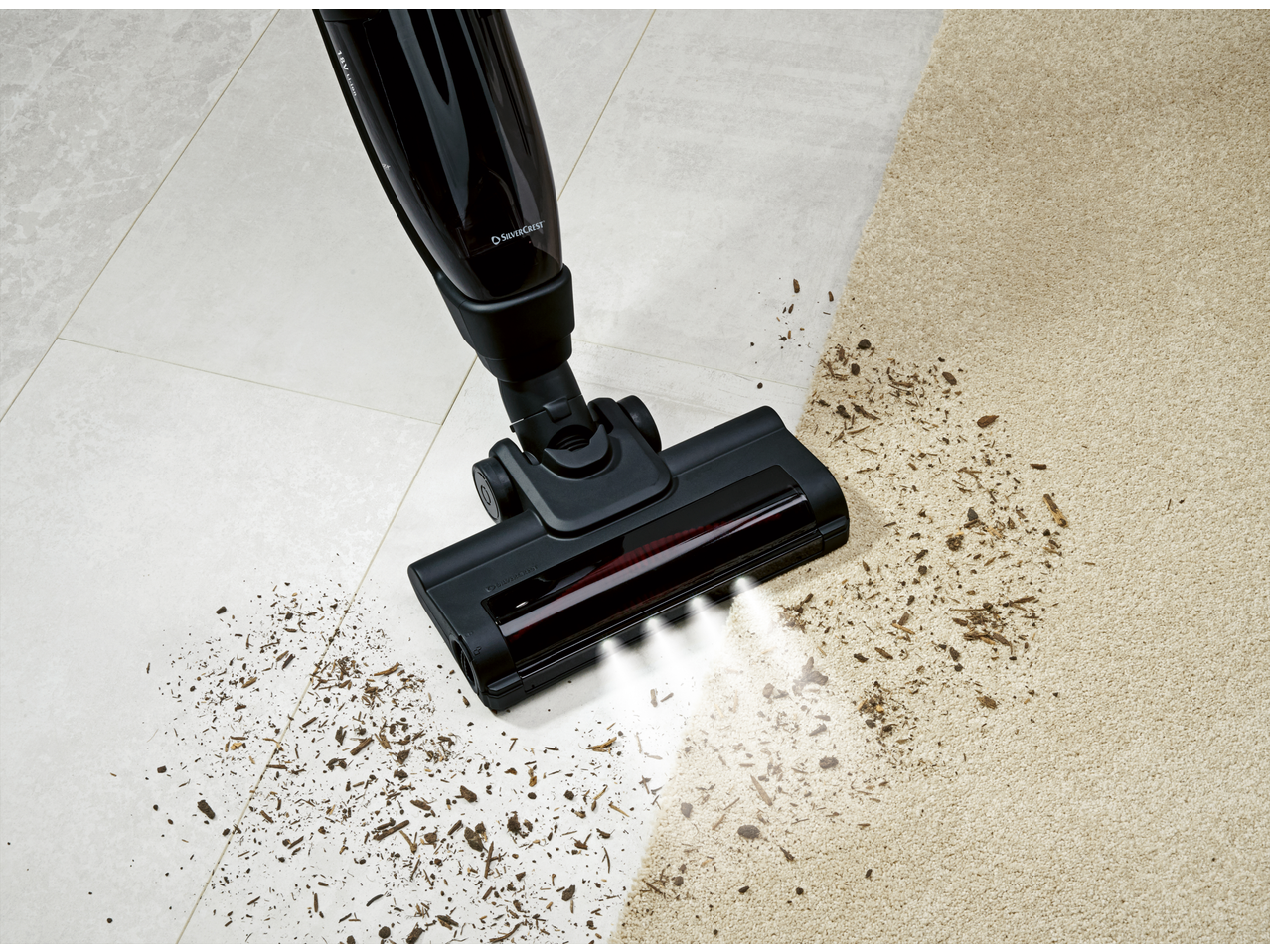 Silvercrest 2-u-1 bežični usisivač čisti prljavštinu sa pločica i tepiha.