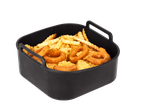 Cartofi prăjiți, inele de ceapă și nuggets de pui într-un coș negru de friteuză cu aer.