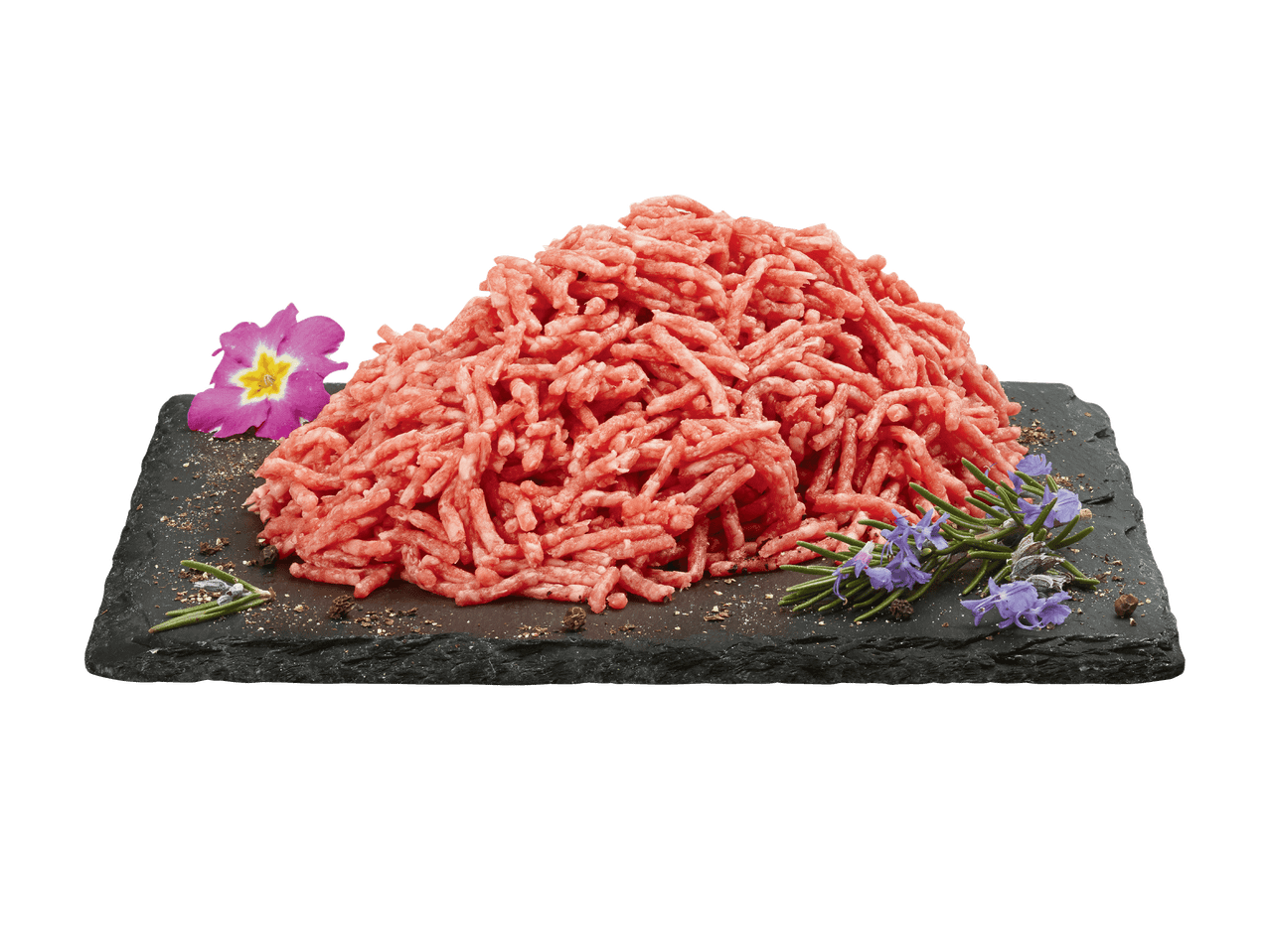 Viande hachée sur une planche en ardoise avec du romarin et une fleur rose.
