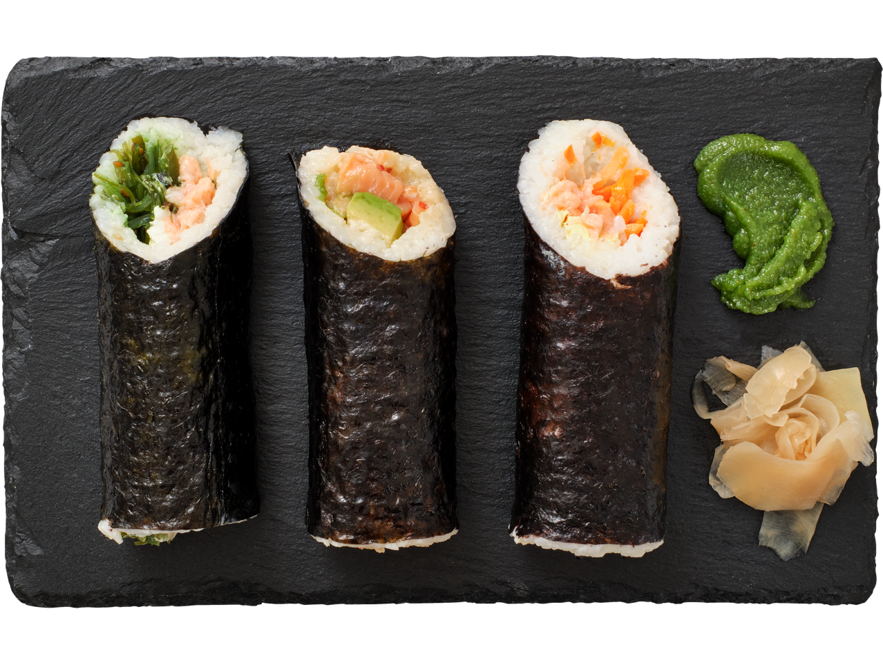 Kolm sushi wrapi lõhe, avokaado, merevetika, wasabi ja ingveriga kiltkiviplaadil.