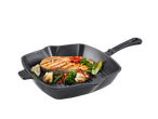 Somon și legume la grătar într-o tigaie grill neagră.