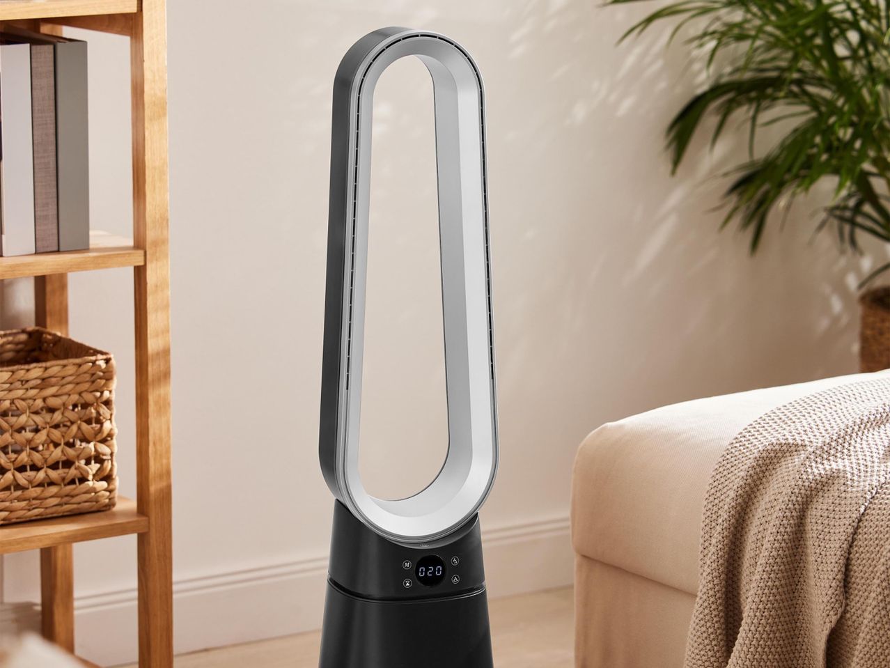 Dyson toronyventilátor egy nappaliban.