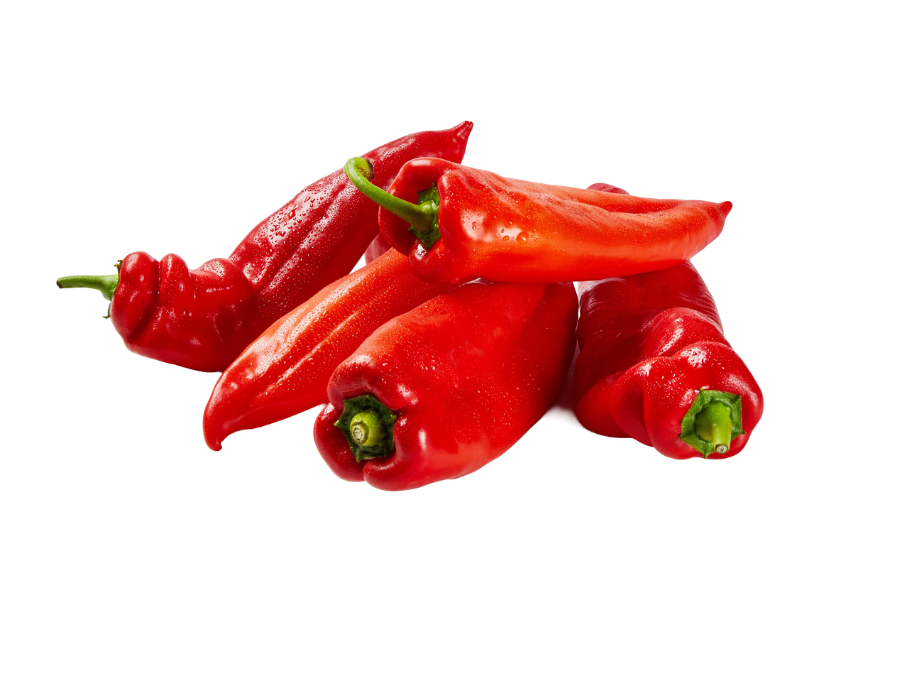 Kupac piros kaliforniai paprika vízcseppekkel, fekete háttér előtt.