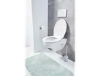 Toaletă suspendată LIVARNO home cu scaun deschis, buton de spălare și perie de toaletă.