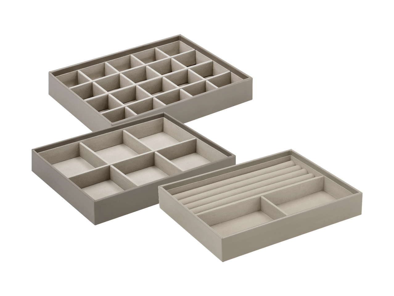 Set od tri bež ladice za nakit s različitim pretincima.