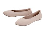 Et par beige strikkede ballerinasko med flad sål.