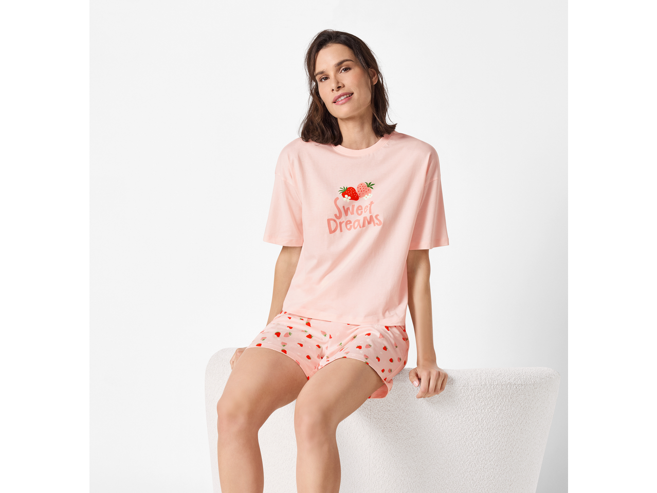 ESMARA pidžama sa ružičastom majicom i šortsem sa printom jagoda i natpisom 