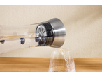 Carafă de apă SILVERCREST turnând apă cu afine într-un pahar.