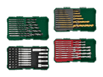 Vier Sets mit Bohrern und Schrauberbits in grünen und roten Boxen.
