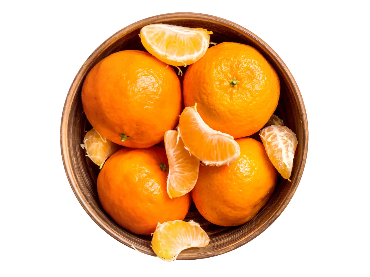 Sveikos ir skiltelėmis supjaustytos mandarininės apelsinai dubenyje.
