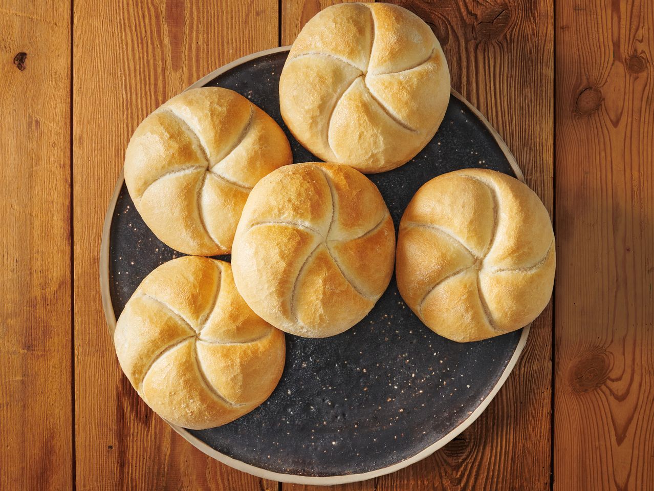 Земелчета, подредени на тъмна чиния.