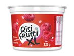 En hvid beholder med risdessert med hindbærsmag, mærket 'XL' og 225 g.