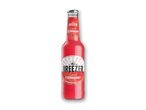 En flaske Breezer Sweet Strawberry, en lyserød alkoholisk drik, på hvid baggrund.