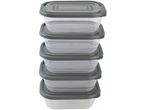 Set di cinque contenitori per alimenti impilabili, trasparenti con coperchi grigi.
