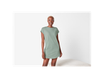 Model purtând o rochie scurtă verde mentă.