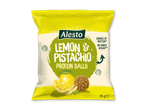Gul pose med citron- og pistacieproteinbolde, der er en kilde til protein og uden tilsat sukker.