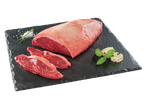Bife de picanha, fatiado e pronto para cozinhar, com ervas.