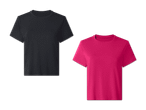 Zwei T-Shirts, eines in Dunkelgrau und eines in leuchtendem Pink, auf schwarzem Hintergrund.