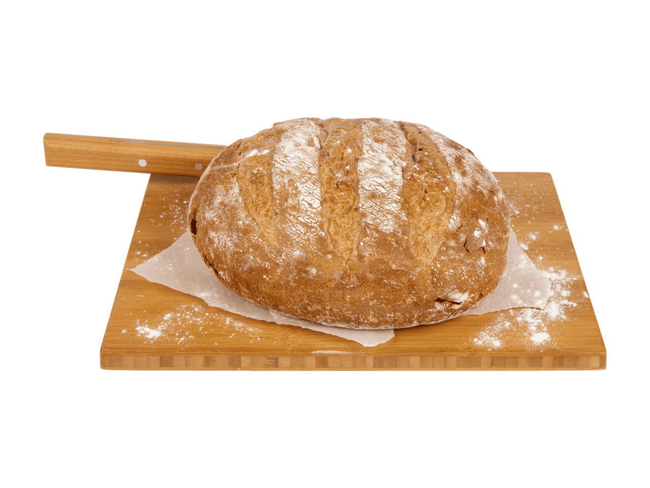 Pane rustico su tagliere di legno con carta da forno e farina.