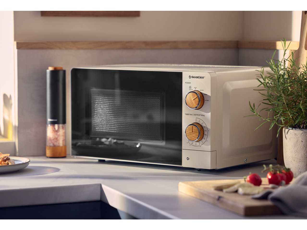 Krem SILVERCREST mikrovalna pećnica s drvenim detaljima, s kontrolama snage i tajmera.
