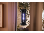 Exterminator electric de insecte LIVARNO agățat lângă o fereastră cu lumină albastră