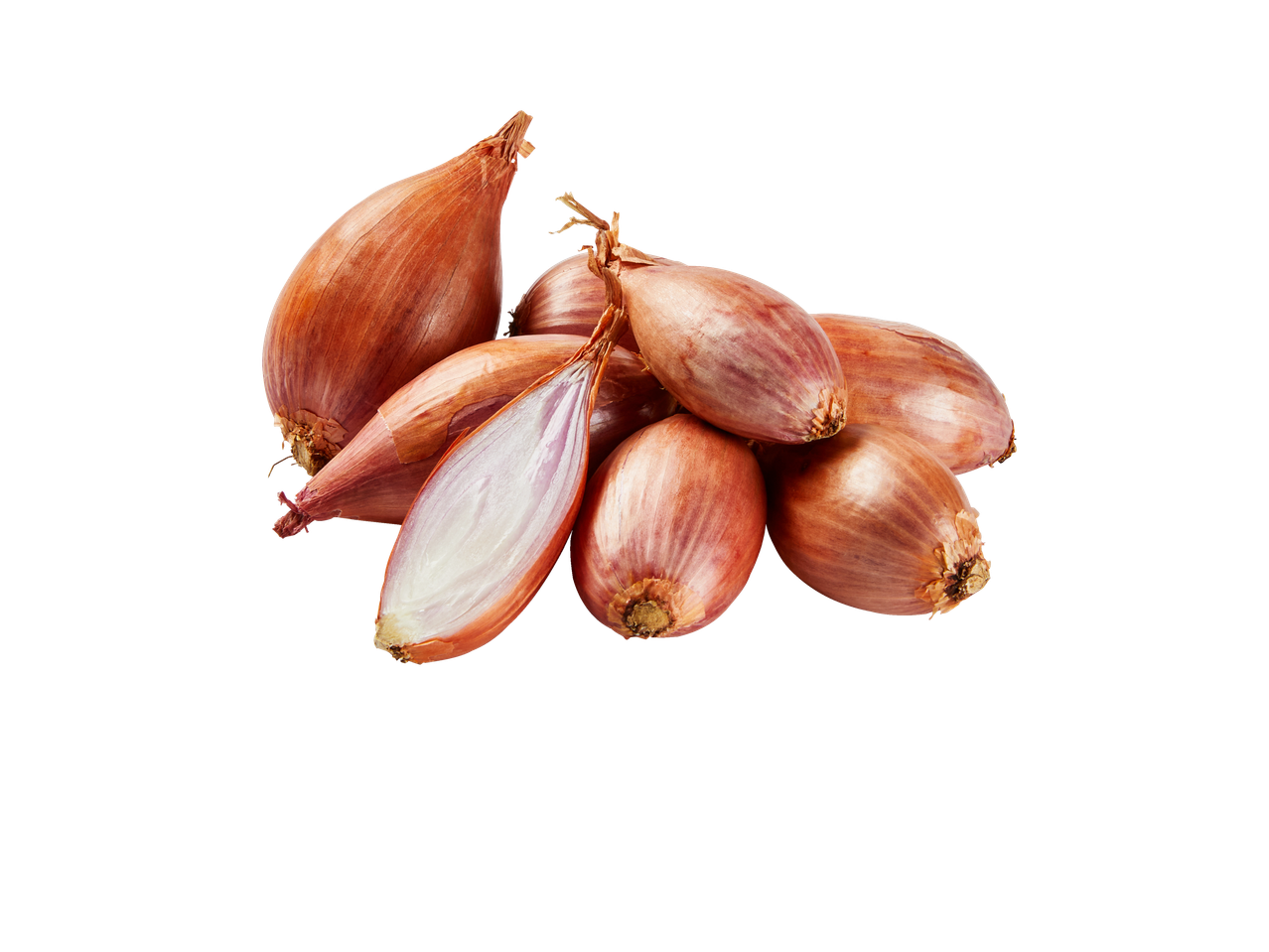 Een stapel sjalotten, waarvan één doormidden gesneden om de binnenkant te tonen.