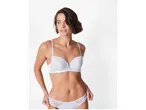 Model purtând un set de lenjerie intimă albă din dantelă.
