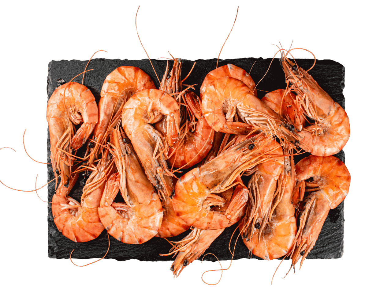 Tuvplāns vārītām garnelēm uz melna akmens dēlīša.