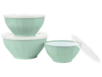 Ensemble de trois saladiers vert menthe avec couvercles blancs.
