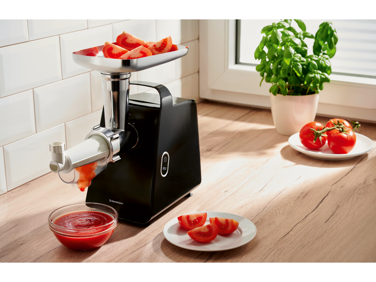 Silvercrest meat grinder making tomato sauce.
