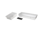 Două recipiente transparente din plastic și o bază neagră.