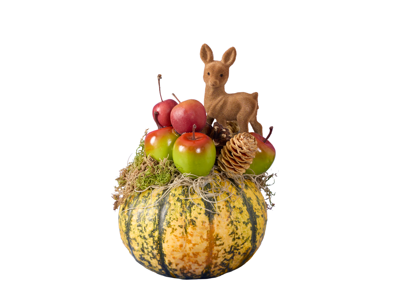 Herfstdecoratie met een kleine pompoen, kunstappels, dennenappels en een hertje.