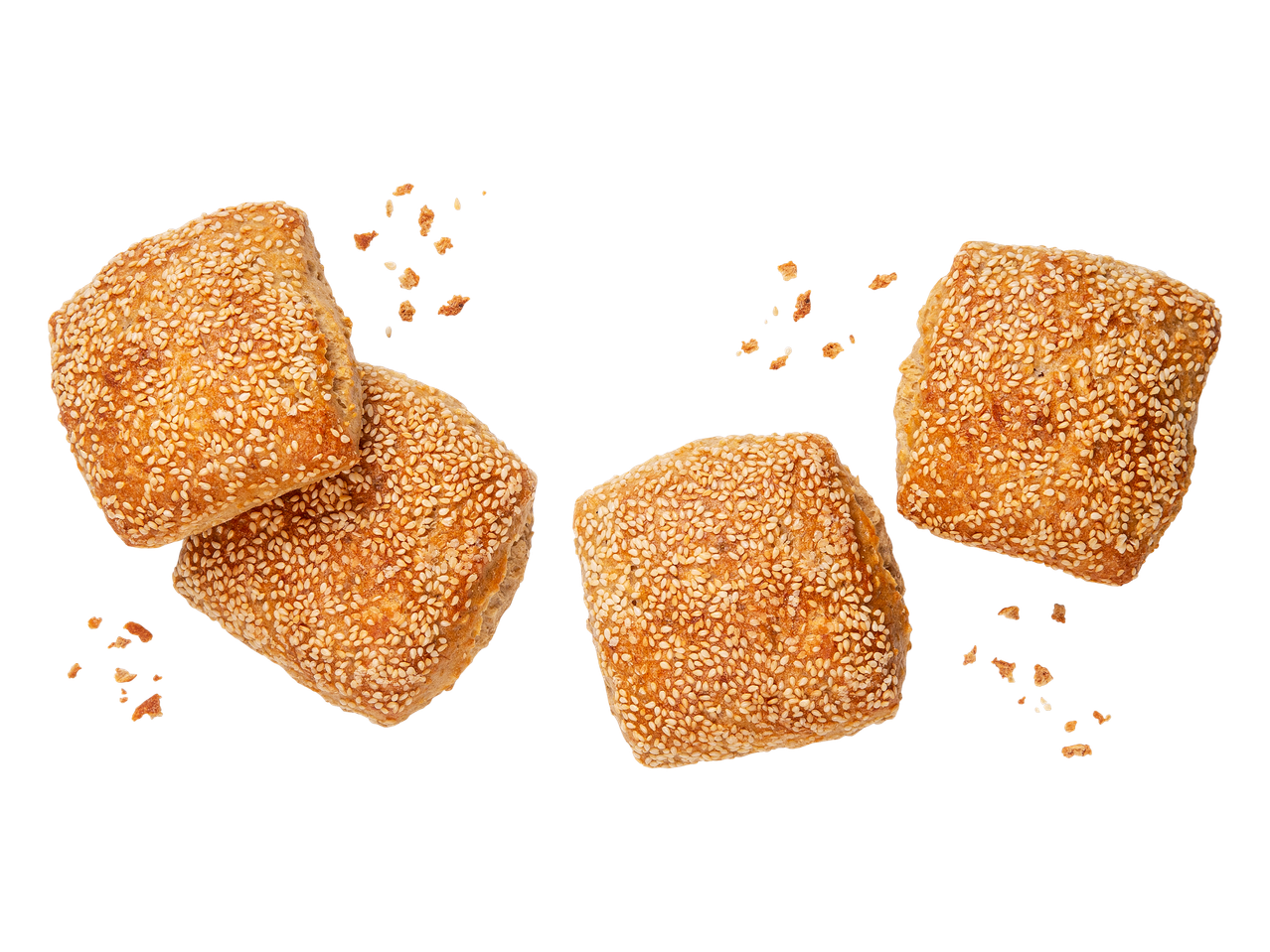 Neljä seesaminsiemenillä päällystettyä leipää ja murusia mustalla taustalla.