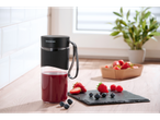Blender de smoothie Silvercrest® cu smoothie roșu și fructe proaspete pe un blat de bucătărie.