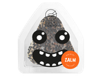Onigiri met sesam en een grappig gezicht, met de tekst 'Sushi Tokyo Onigiri Zalm Teriyaki'.