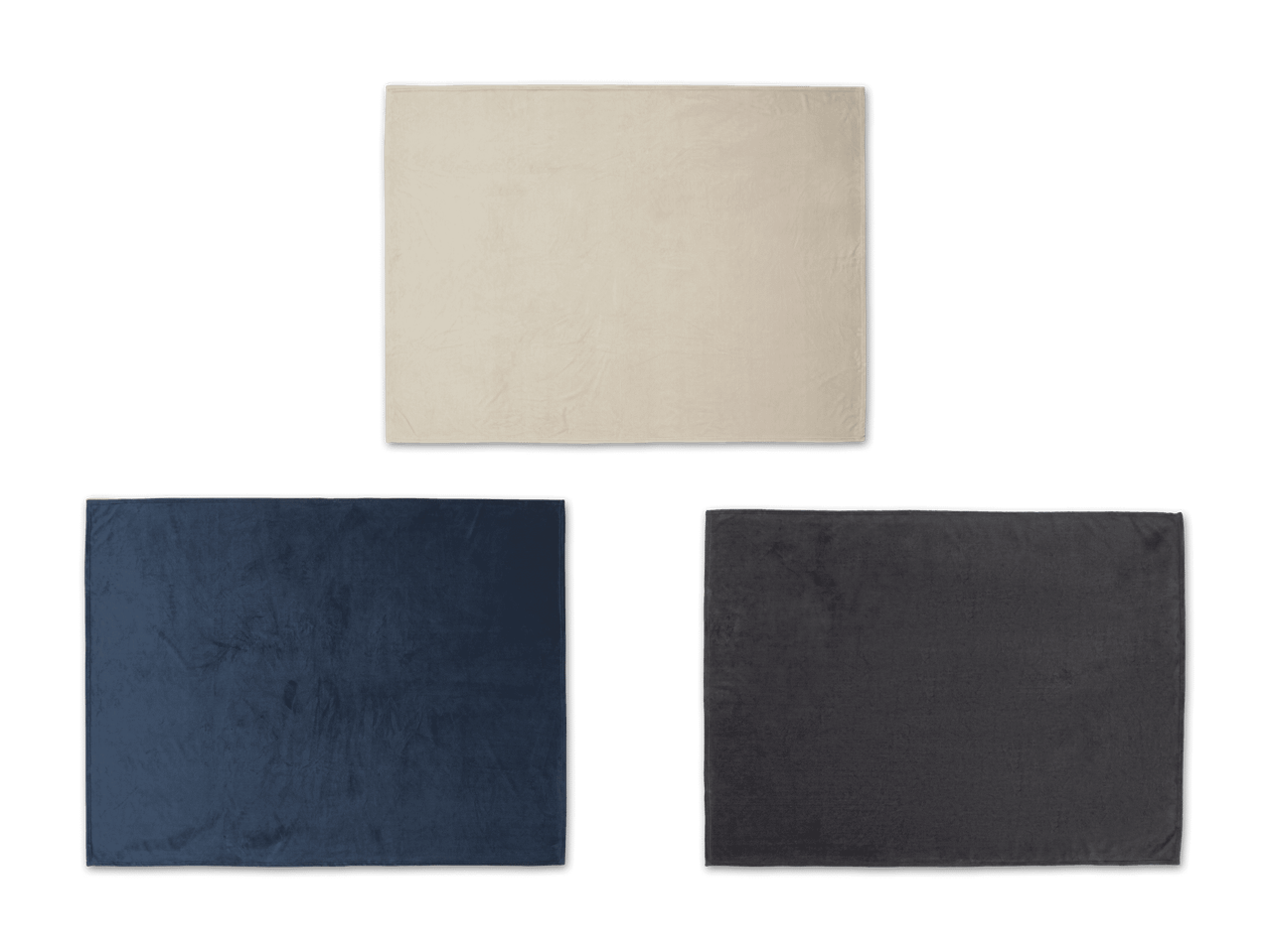 Drei einfarbige Decken in Beige, Dunkelblau und Anthrazit.