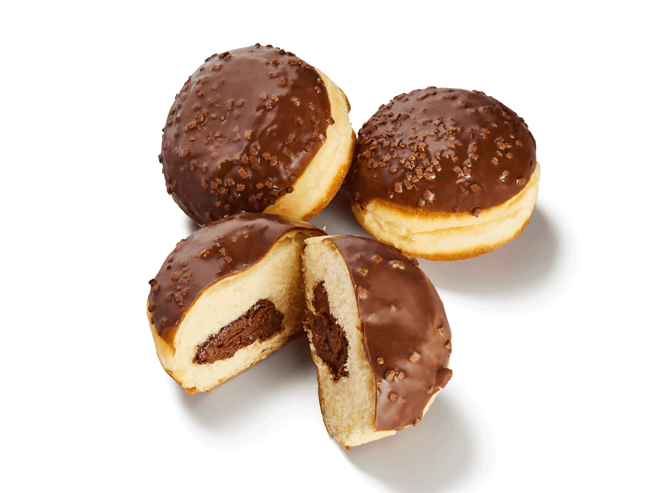 Drei Schokoladen-Donuts, einer davon halbiert, mit Schokoladenfüllung und Streuseln.