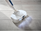 Mopa elétrica Silvercrest® com função de pulverização a limpar um chão de azulejos cinzentos.