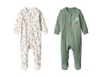To baby-onesies, en med egern-print og en med en bjørn, der flyver med balloner.