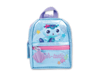 Ein kleiner, glitzernder Rucksack in Hellblau mit Meerjungfrau-Motiv.