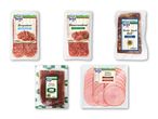 Fem pakker med forskellige typer skiveskåret pålæg, herunder salami, speck og skinke.