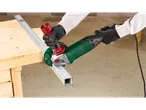 O persoană folosește un polizor unghiular PARKSIDE pentru a tăia o bară metalică.