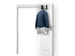 Engomador de camisas CLEANMAXX pendurado numa porta, com uma camisa azul insuflada.