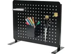 Pannello forato nero con accessori da scrivania, tra cui matite colorate e forbici.