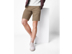 Un bărbat poartă pantaloni scurți kaki și adidași albi.