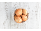 Pãezinhos com bolinhas em uma cesta.