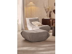 Fotoliu de relaxare și otoman LIVARNO într-un living luminos cu mobilier din lemn.